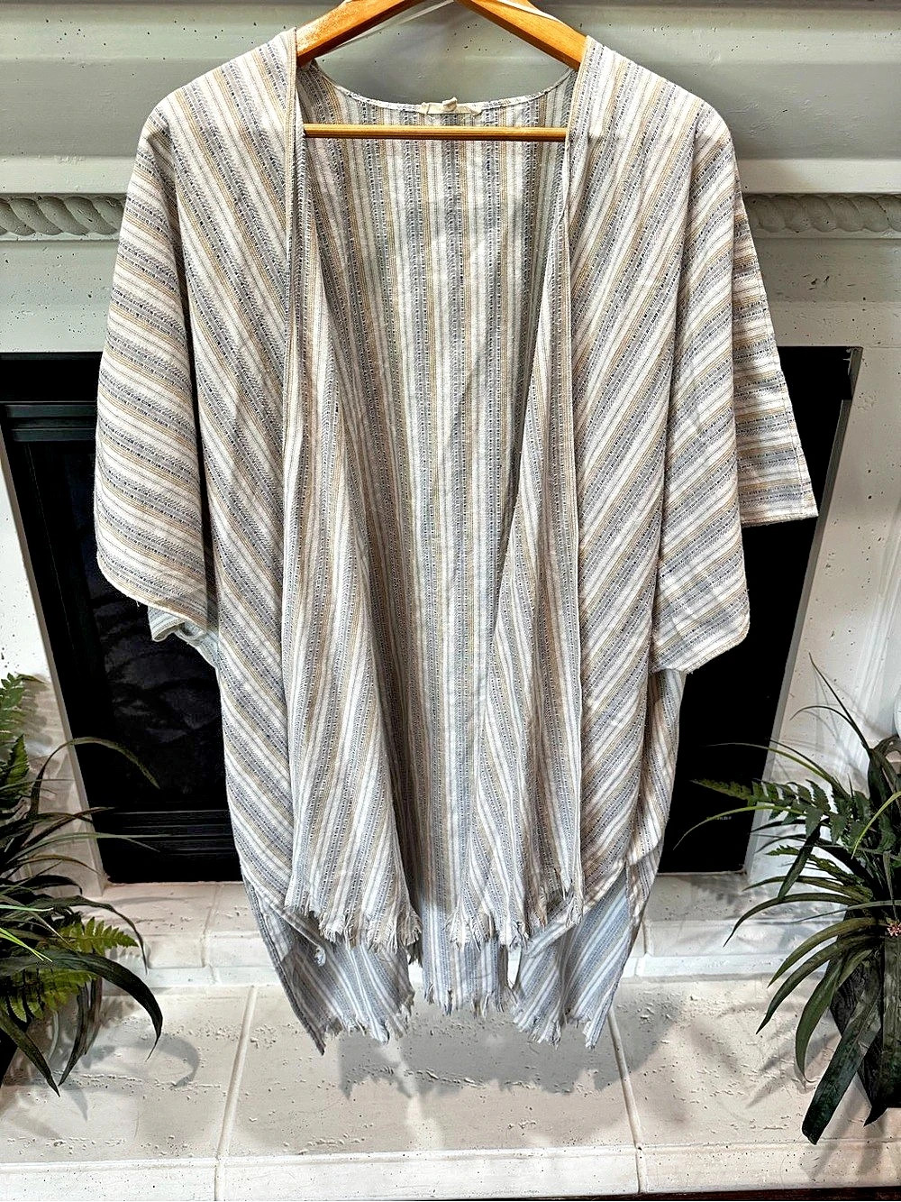 easel Striped Fringe Linen & Cotton Kimono White & Gray Size Medium